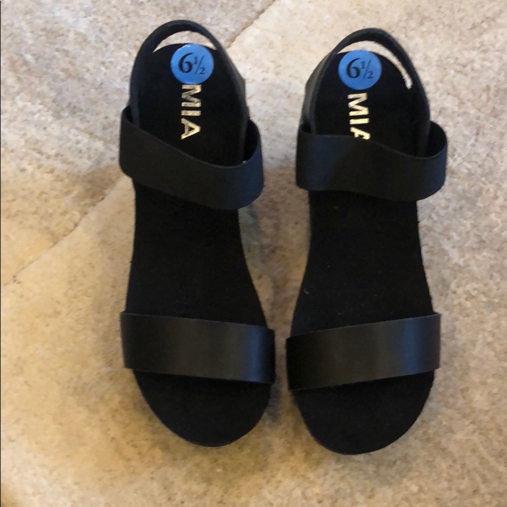 MIA MYYA platform sandals